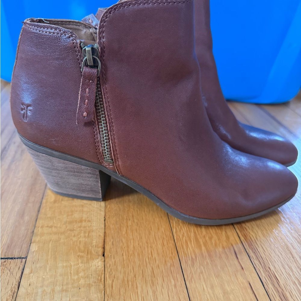 FRYE Judith Double Zip Leather Ankle Boots in Whiskey Brown size 9 - Picture 2 of 10